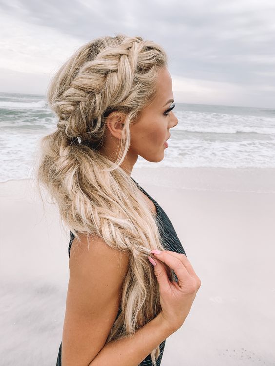 Amazing Delightful Prom Hairstyles for Long Hair 19
