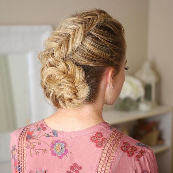 Milkmaid lacings with golden Highlights